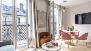 Televisión, libros, oficina