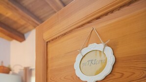 Una puerta de madera con una placa blanca colgada.