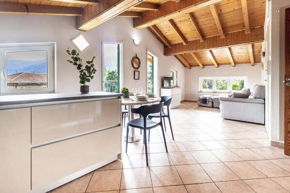 Smart TV - The Three Looks (Brusimpiano)