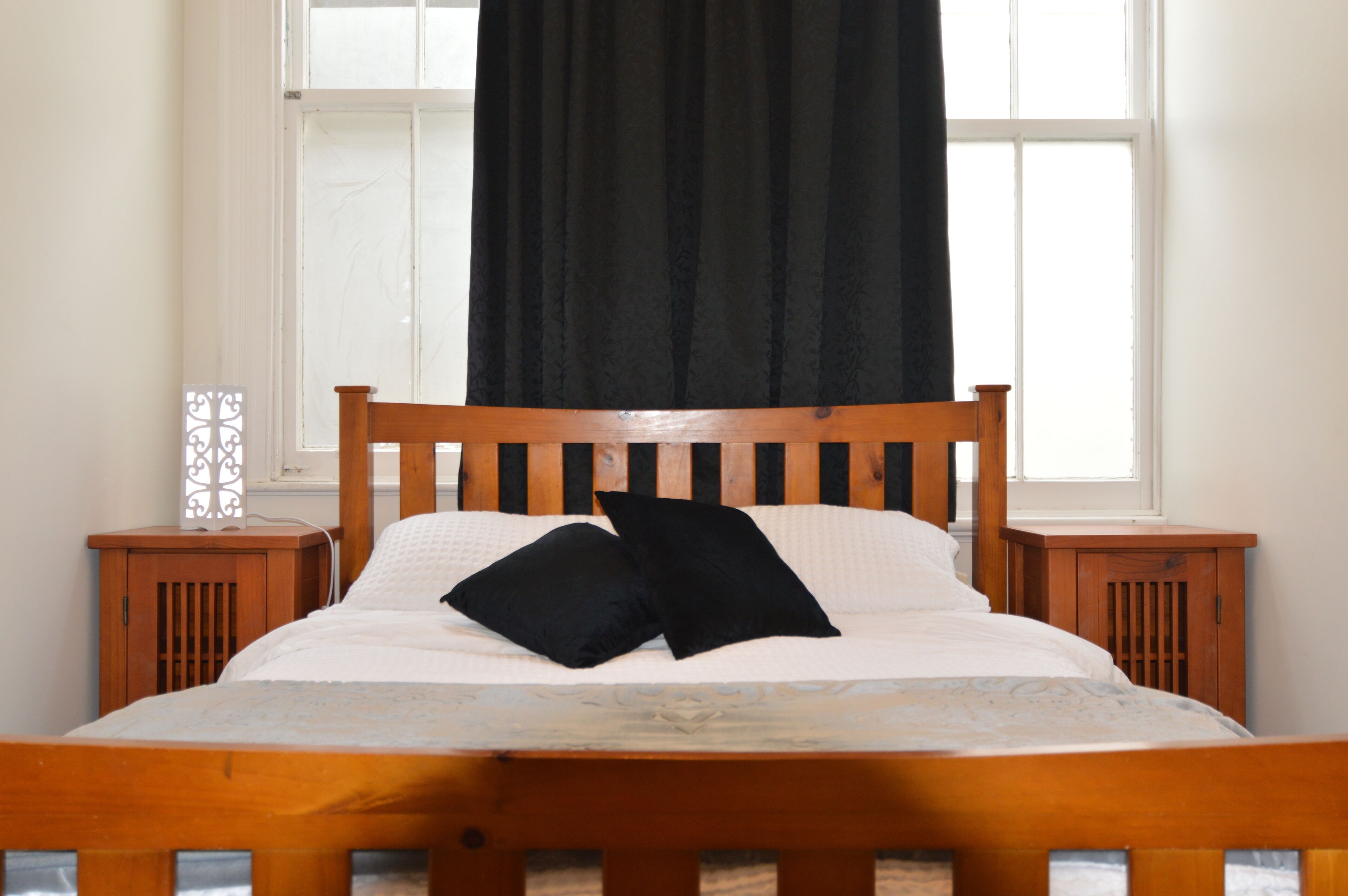 Een strijkplank/strijkijzer, wifi, beddengoed