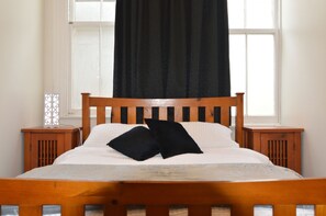 Een strijkplank/strijkijzer, wifi, beddengoed