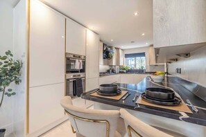 Een koelkast, een microgolfoven, een oven, een kookplaat