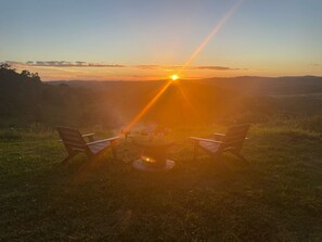 Outdoor dining - Tiny Home in Hampton (Hampton)
