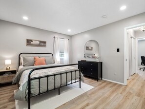 2 chambres, bureau, fer et planche à repasser, lit parapluie