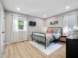 2 habitaciones, tabla de planchar con plancha y cuna de viaje 