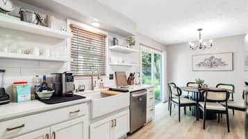 冰箱、微波炉、烤箱、炉灶