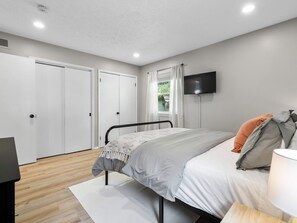 2 habitaciones, escritorio y tabla de planchar con plancha 