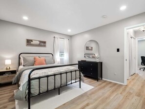 2 Schlafzimmer, Schreibtisch, Bügeleisen/Bügelbrett, Reisekinderbett