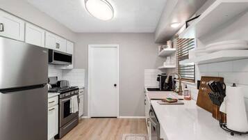 Réfrigérateur, four à micro-ondes, un four, surface de cuisson