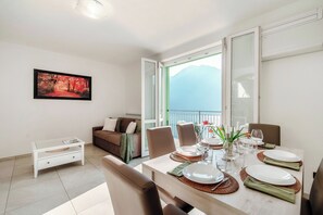 Appartement, balcon | Salle à manger