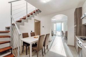 Appartement, balcon | Salle à manger