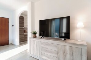 Apartment, Balkon | Wohnzimmer | 30-Zoll-Fernseher mit Digitalempfang