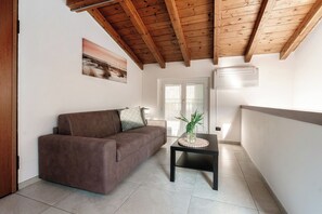 Appartement, balcon | Salle de séjour | Téléviseur de 30 po avec télévision numérique