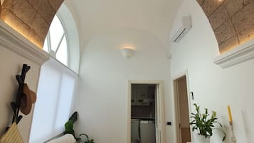 Appartamento Comfort | Area soggiorno | TV a schermo piatto 36 pollici con canali digitali