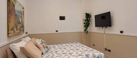 2 bedrooms, iron/ironing board, free WiFi