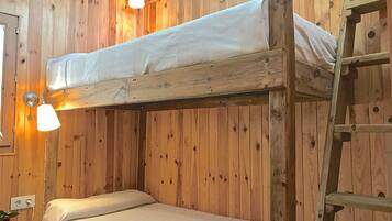 2 dormitorios, escritorio, tabla de planchar con plancha y cuna de viaje