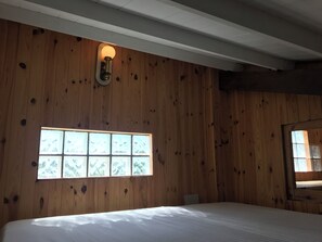 2 habitaciones, escritorio y tabla de planchar con plancha 