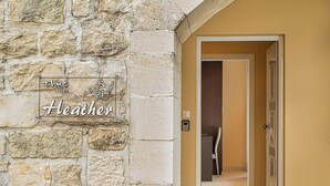 Un mur de pierre sur lequel est apposée une plaque indiquant : « The Villas Heather ».