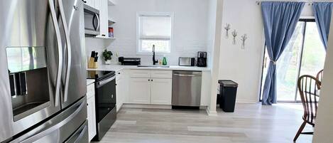 冷蔵庫、電子レンジ、オーブン、コンロ