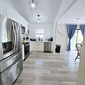 Fridge, microwave, oven, stovetop - Best Value in Charlotte (Charlotte)