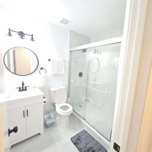 Shower, hair dryer, towels - Best Value in Charlotte (Charlotte)