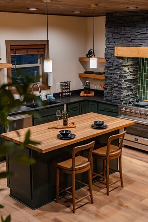 Fridge, microwave, oven, stovetop - Reflections: An Elevated Mountain Experience (Sevierville)