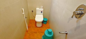 Phòng 3 Deluxe | Phòng tắm | Buồng tắm vòi sen, khăn tắm, xà phòng, dầu gội