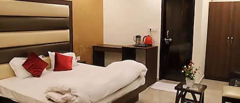 Deluxe Double Room, 1 Double Bed | Free WiFi, bed sheets