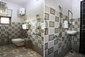 Chuveiro, toalhas de banho, sabonete, shampoo