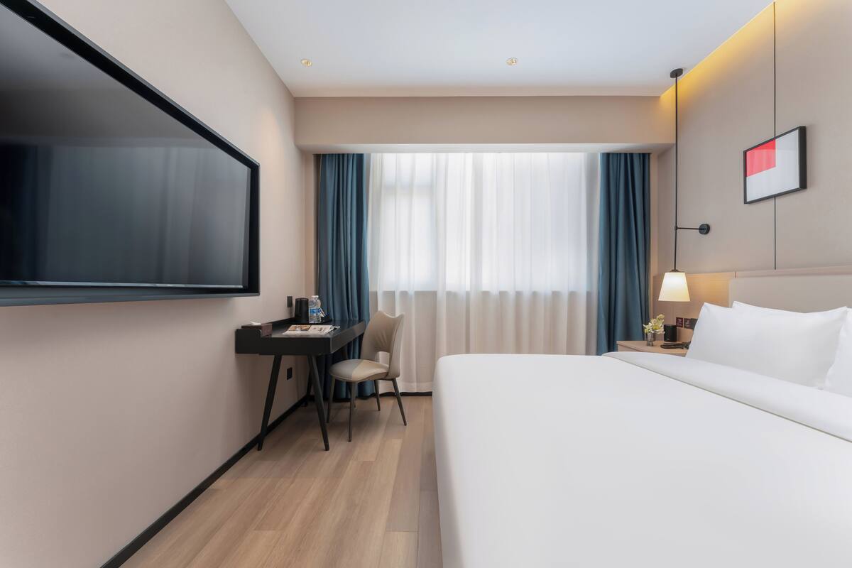 Habitación básica doble, vista a la ciudad | Escritorio y wifi gratis
