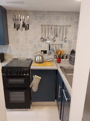 Cottage | Private kitchen | Fridge, microwave, oven, stovetop - Conwy Cottage Retreat at Upper Gate (Llandudno)