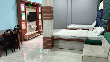 Executive Quadruple Room | Egyptian cotton sheets, premium bedding, down duvets, memory-foam beds