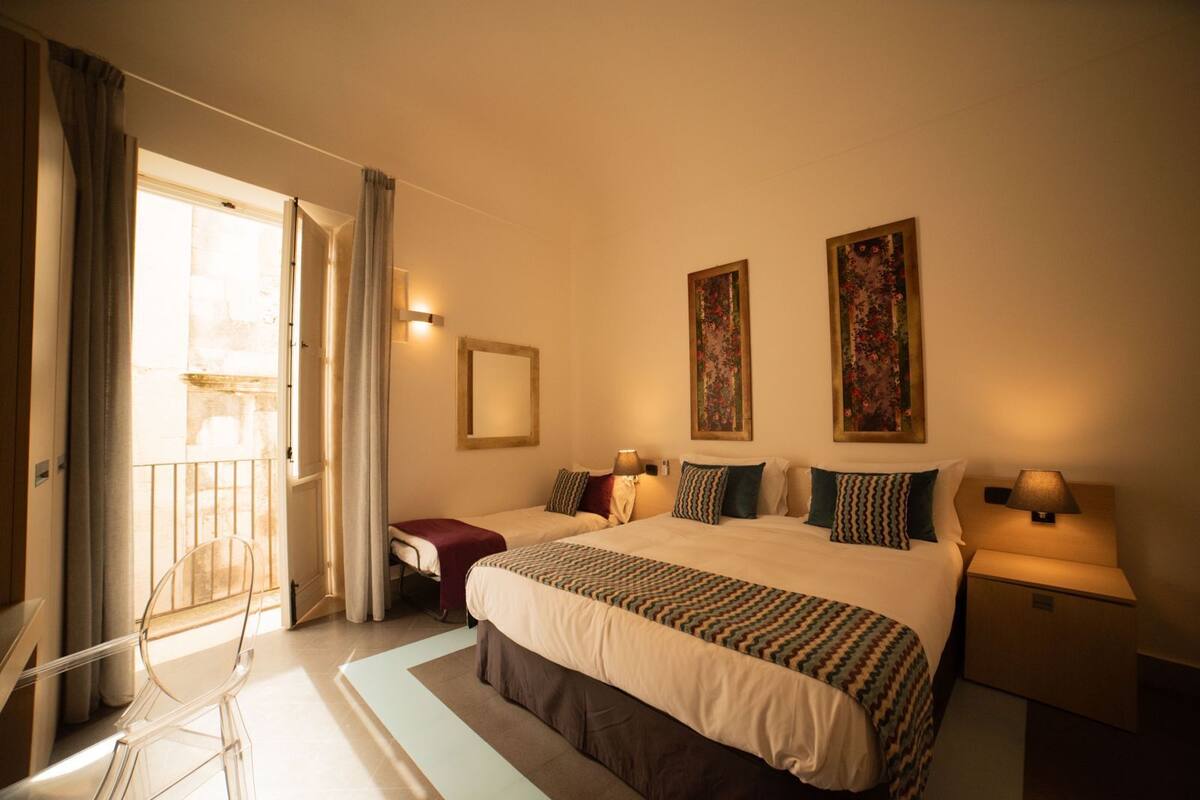 Habitación estándar con 1 cama matrimonial o 2 individuales, vista a la ciudad | Caja de seguridad en la habitación y escritorio