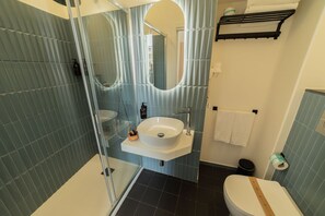 Dobbelt- eller tomannsrom – standard, byutsikt | Bad | Hårføner, håndklær, såpe og sjampo