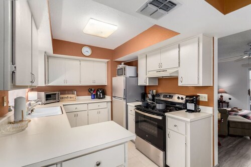 Stylish 2BR Condo w/ Gym, Pool & Hot Tub Access