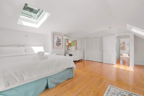 4 bedrooms, iron/ironing board, WiFi, bed sheets - Walk to Seaside Park, Stylish Updated Interior! (Barnstable)