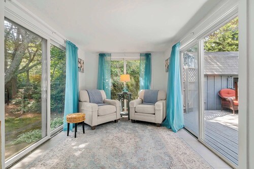 Walk to Seaside Park, Stylish Updated Interior!