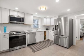 Geladeira, micro-ondas, fogão, cooktop