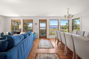 تلفزيون، مدفأة، مكتب