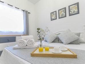2 bedrooms, iron/ironing board, Internet, bed sheets