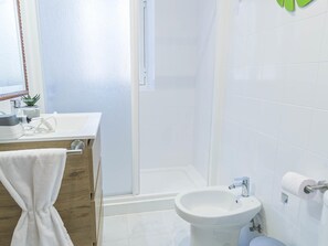 Shower, towels - DOÑA ALDONZA, 3 Bedroom House in Complejo Rural Orgiva (Orgiva)