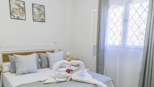 2 bedrooms, iron/ironing board, internet, bed sheets - ALCALA DEL RIO, 2 bedroom house en complejo rural (Orgiva)