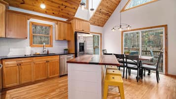 Réfrigérateur, four, plaque de cuisson, lave-vaisselle