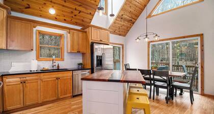 Peaceful cabin with hot tub on 7 acres - Near Silver Lake & Dunes