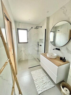 Shower, jetted bath, hair dryer, towels - Villa mountain view - 8 people (Sotta)