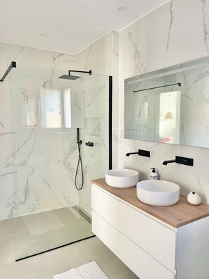 Shower, jetted tub, hair dryer, towels - Villa mountain view - 8 people (Sotta)