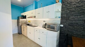 Réfrigérateur, micro-ondes, plaque de cuisson, cafetière/bouilloire