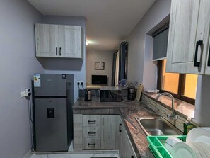 Microwave, oven, stovetop - Lux condo w/Pool, Gym, rooftop, near Accacia Mall (Kampala)