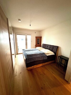 3 chambres, fer et planche à repasser, Wi-Fi, draps fournis