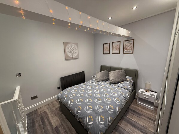 1 habitación, tabla de planchar con plancha y cuna de viaje